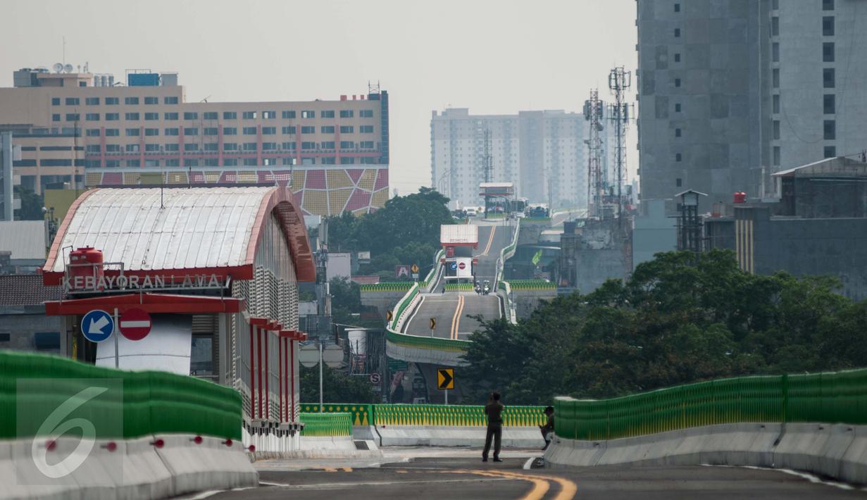 Suasana jalur bus transjakarta Koridor 13 (Ciledug-Tendean) di Halte Siskoal, Jakarta, Senin (15/5). Uji coba dilakukan untuk melihat kesiapan jalur dan menyelesaikan problem yang ditemukan di lapangan. (Liputan6.com/Gempur M Surya)