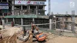 Pekerja menyelesaikan pembangunan Apartemen Meikarta di Bekasi, Jawa Barat, Kamis (18/10). KPK menetapkan Bupati Bekasi Neneng Hasanah dan Direktur Operasional Lippo Group Billy Sindoro tersangka suap perizinan proyek Meikarta. (Merdeka.com/Iqbal Nugroho)