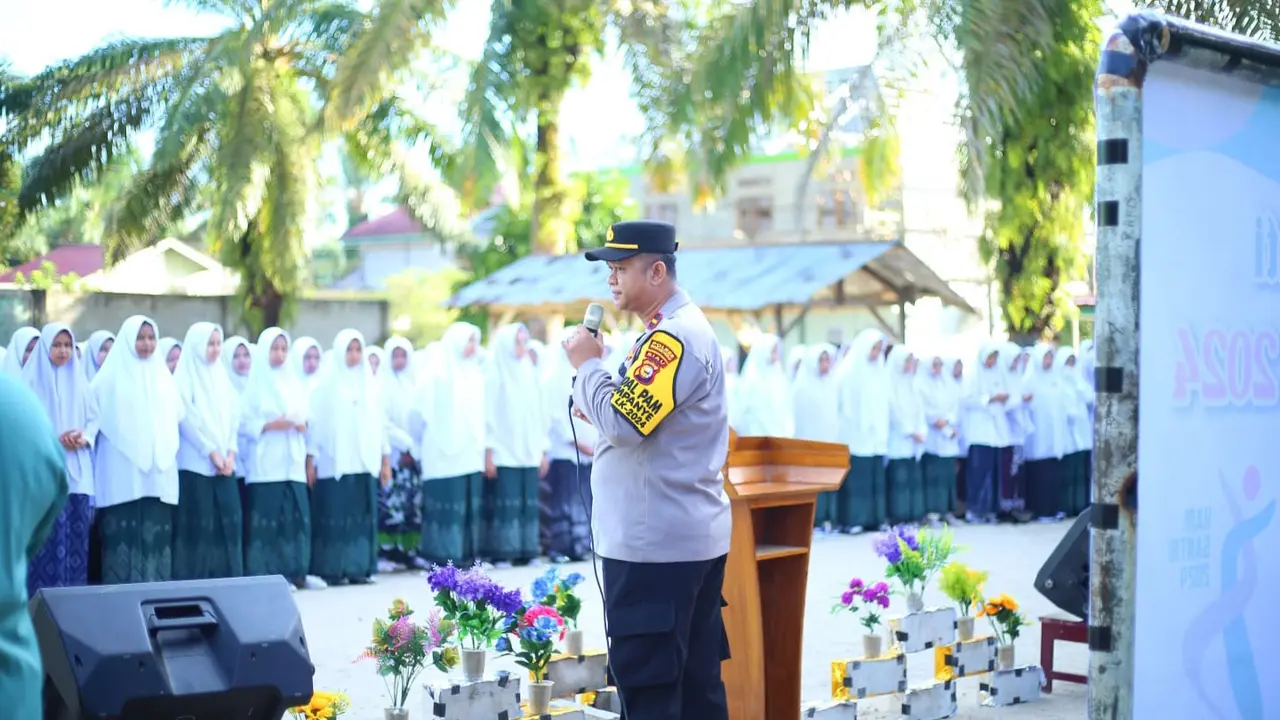 Personel Polres Rokan Hulu memberikan arahan kepada santri dalam peringatan Hari Santri.