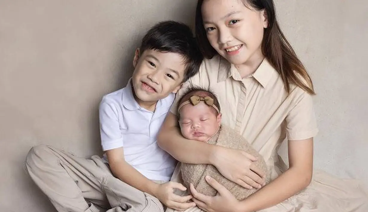 Nah, seperti ini potret Embun saat bersama kedua adiknya. Sosok kakak yang lembut dan penyayang banget, ya. (instagram.com/omeshomesh)