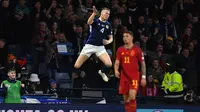 Gelandang Skotlandia Scott McTominay, merayakan gol pembuka timnya saat pertandingan kualifikasi Piala Eropa 2024 melawan Spanyol di Stadion Hampden Park, Glasgow,&nbsp;Rabu (29/3/2023) dini hari WIB. Pemain Manchester United (MU) itu mencetak dua gol untuk membawa Skotlandia menang 2-0.&nbsp;(ANDY BUCHANAN / AFP)