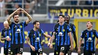 Pemain Inter Milan merayakan gol Francesco Acerbi saat melawan Bologna (AFP)