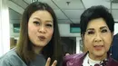 Okky Lukman juga mengunggah bersama Titiek Puspa. Ia kala itu mengenakan dress abu-abu berfoto bersama Titiek Puspa yang mengenakan jaket ungu. [@okidatanglagi]