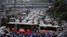 Puluhan kendaraan terjebak kemacetan panjang di kawasan Jalan MH Thamrin, Jakarta, Rabu (10/12/2014). (Liputan6.com/Faizal Fanani)