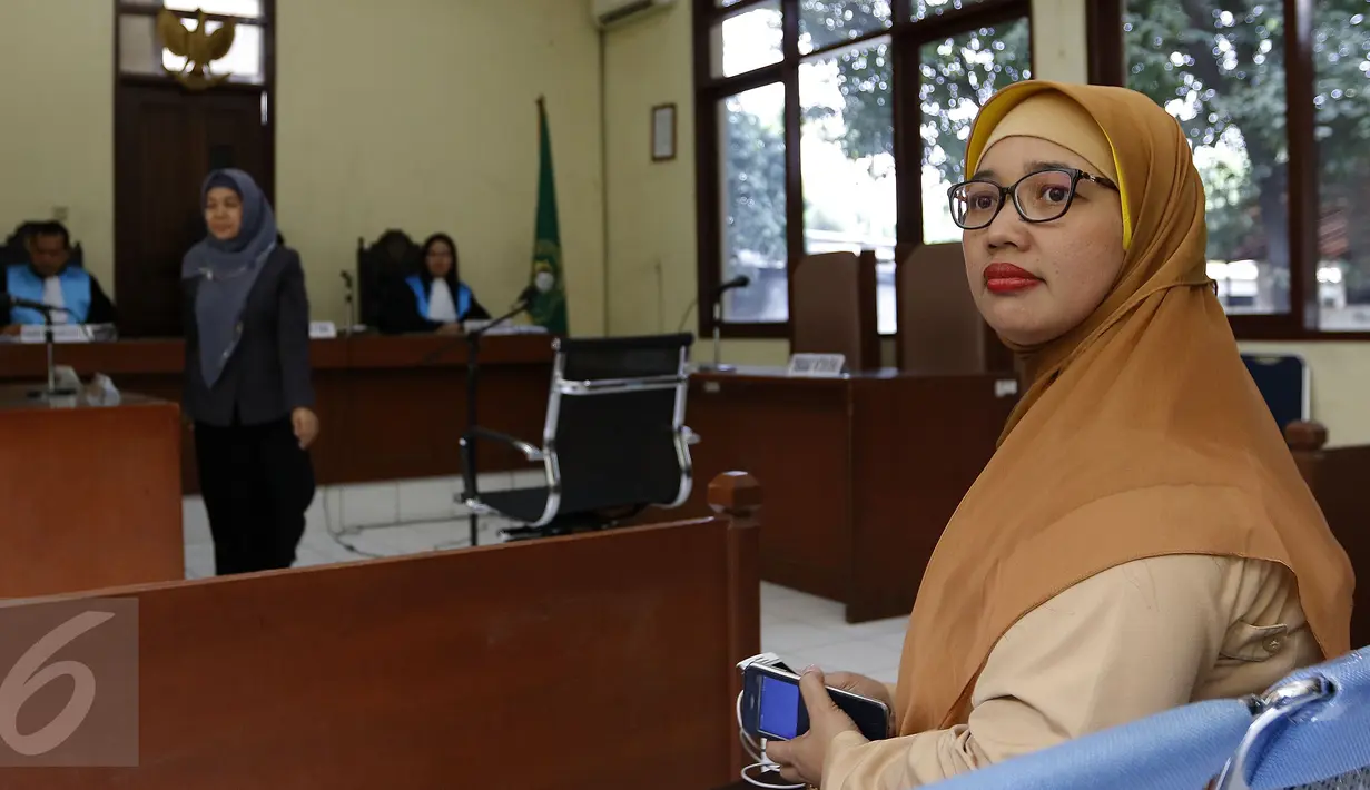 Mantan Kepala Sekolah SMAN 3 Jakarta, Retno Listyarti menunggu jalannya persidangan di PTUN Jakarta Timur, Rabu (16/9/2015). Retno menggugat surat keputusan Kadispen DKI Jakarta Arie Budhiman mengenai pemecatan dirinya. (Liputan6.com/Yoppy Renato)