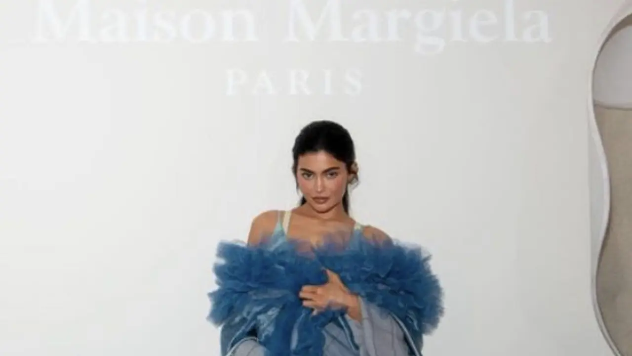 Gaya Kylie Jenner Selama Paris Fashion Week, credit: (@kyliejenner)