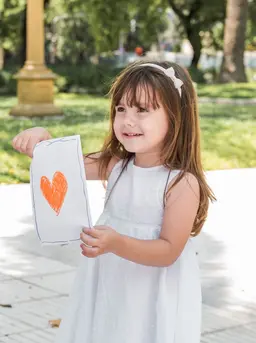 Anak yang merasa aman cenderung lebih percaya diri, mampu mengelola emosi, serta berani mencoba hal baru tanpa rasa takut berlebihan. Sebaliknya, kurangnya rasa aman dapat membuat anak mudah cemas, menarik diri, dan ragu mengekspresikan perasaannya. (foto/dok: freepik)