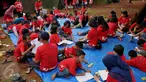 Anggota sahabat anak marjinal dari Jabodetabek menyampaikan aspirasinya melalui surat bertulis tangan di Bumi Perkemahan Ragunan, Jakarta, Sabtu (30/7). Kegiatan menulis surat yang mengusung tema 'Gizi untuk Prestasi'. (Liputan6.com/Gempur  M Surya)