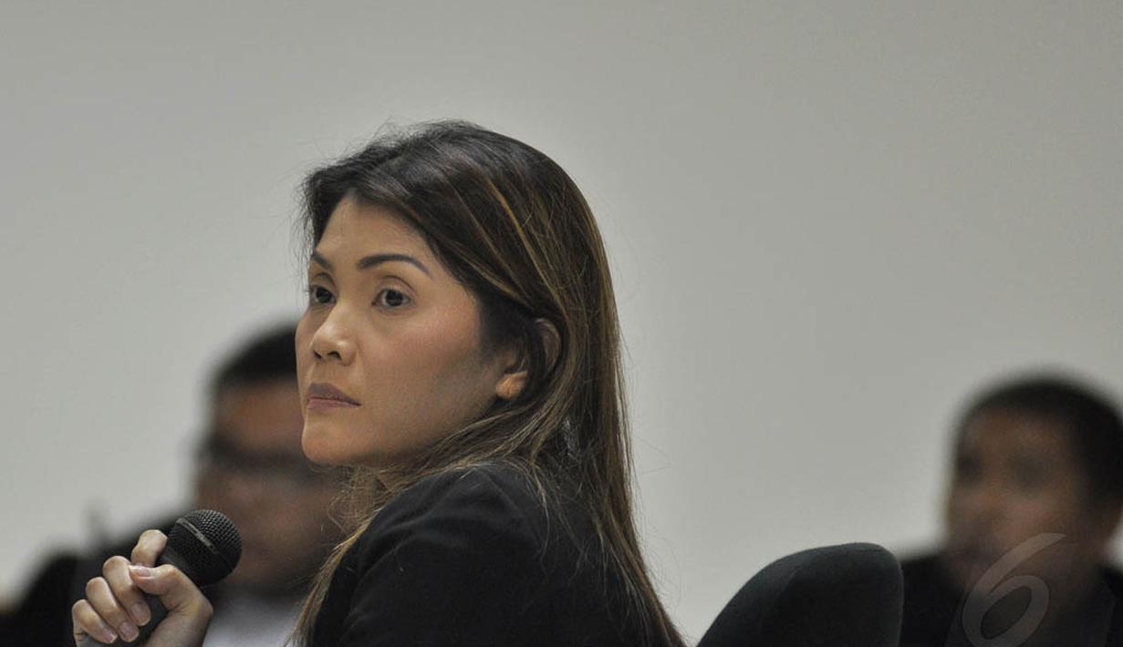 Ekspresi terdakwa Artha Meris Simbolon saat menjalani sidang lanjutan di Pengadilan Tipikor, Jakarta, Kamis (30/10/2014). (Liputan6.com/Miftahul Hayat)