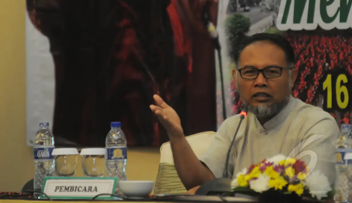 Bambang Widjojanto saat menjadi pembicara seminar nasional yang digagas oleh Konfederasi Serikat Pekerja Indonesia (KSPI), Jakarta, Senin (16/2/2015). (Liputan6.com/Herman Zakharia)