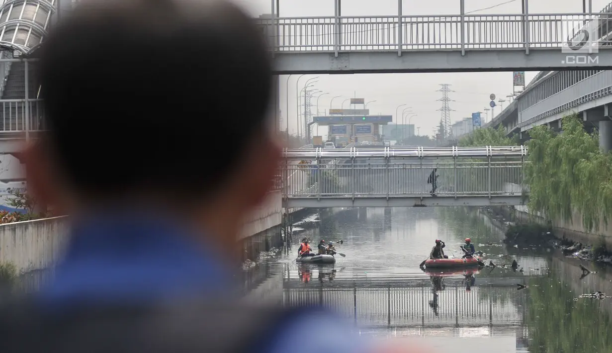 Tim gabungan menyusuri Kali Grogol untuk melakukan pencarian buaya di Jakarta Barat, Kamis (28/6). Sedikitnya, 24 personil gabungan dari Pemadam Kebakaran dan Kementerian Lingkungan Hidup dan Kehutanan. (Merdeka.com/Iqbal S. Nugroho)