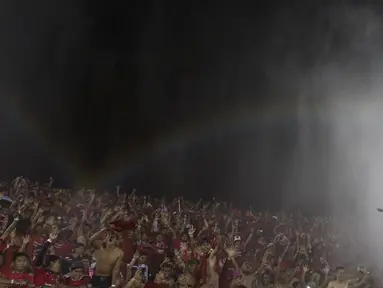 Pendukung Bali United Pusam, Semeton Dewata menyaksikan laga Piala Presiden melawan Mitra Kukar di Stadion Dipta, Bali, Kamis (3/9/2015). Pertandingan berakhir imbang 2-2. (Bola.com/Vitalis Yogi Trisna)