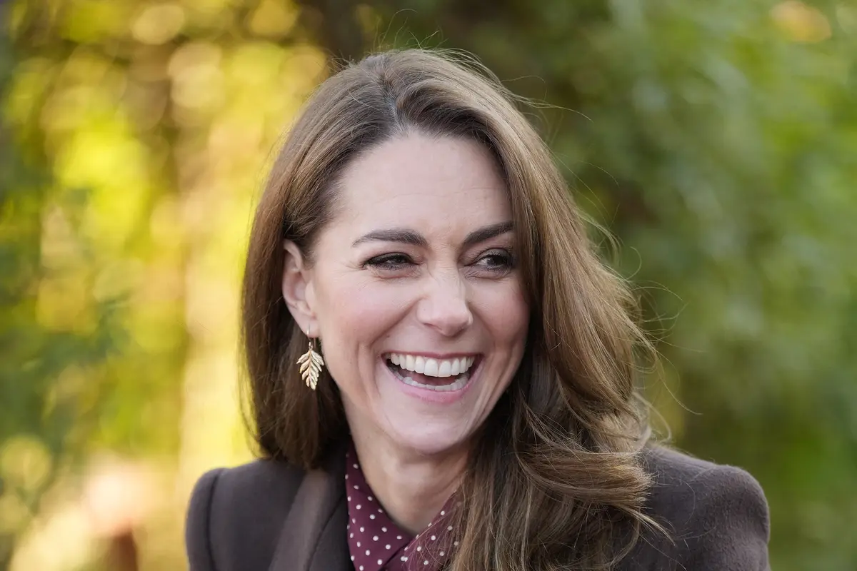 Lepas Cincin Tunangan Ikonis, Kate Middleton Pakai Anting Pakis Penuh Makna