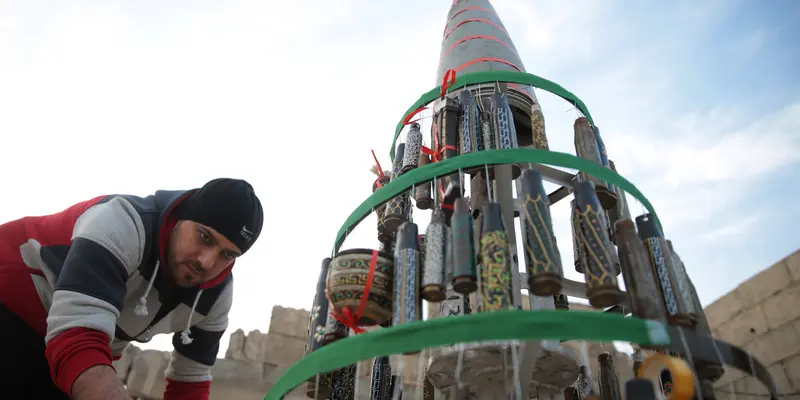 Pria Suriah Ini Bikin Pohon Natal dari Sisa Amunisi