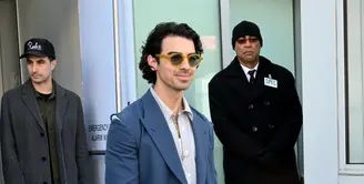 Joe Jonas menghadiri upacara &ldquo;The Hollywood Walk of Fame Star untuk menghormati "The Jonas Brothers". Ia tampil mengenakan total look FENDI Men's Spring/Summer 2023, dari jas biru dipadukan celana cokelat.&nbsp; credit: FENDI