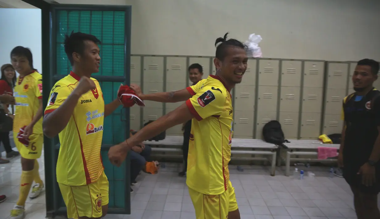 Tim Sriwijaya FC merayakan kemenangan diloker room usai mengalahkan Arema Cronus di Stadion Manahan, Solo, Minggu (11/10/2015). (Bola.com/NIcklas Hanoatubun)