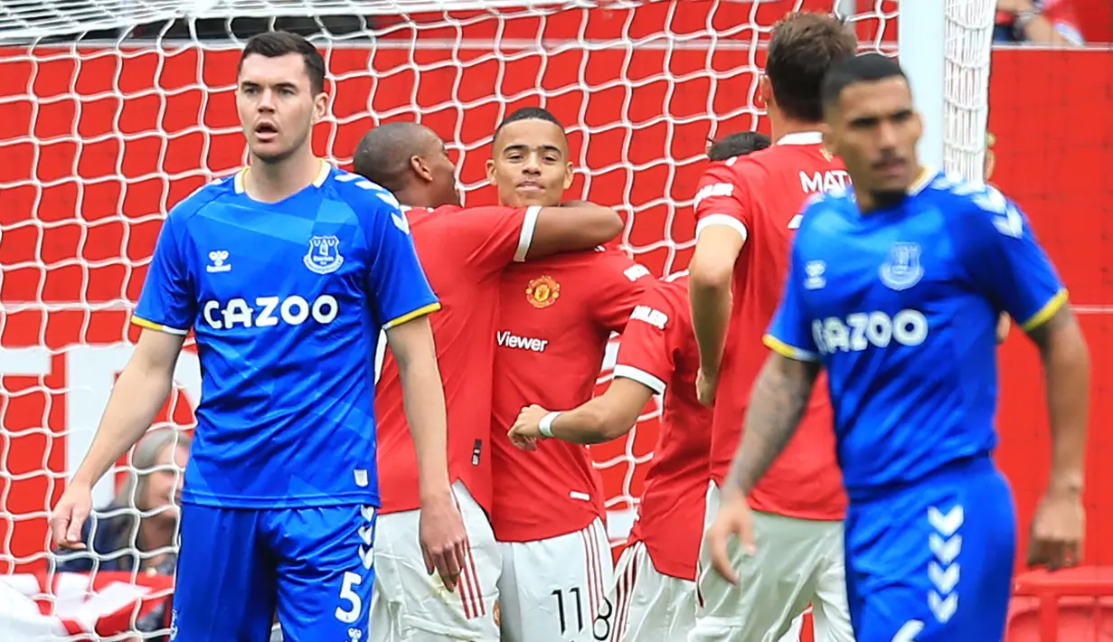 Manchester United tak membutuhkan waktu lama untuk membuka keunggulan. Pada menit kedelapan, Mason Greenwood berhasil mencetak gol setelah melepaskan tembakan ke tengah gawang Everton. (Foto: AFP/Lindsey Parnaby)