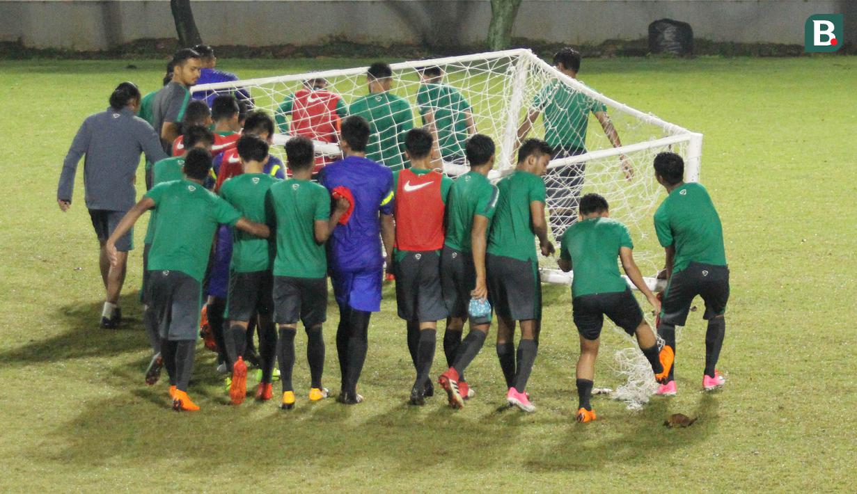 Pemain Timnas Indonesia U-19 menggotong gawang saat latihan jelang laga persahabatan di Lapangan ABC Senayan, Jakarta, Kamis (22/3/2018). Indonesia akan berhadapan Timnas Jepang U-19. (Bola.com/Asprilla Dwi Adha)