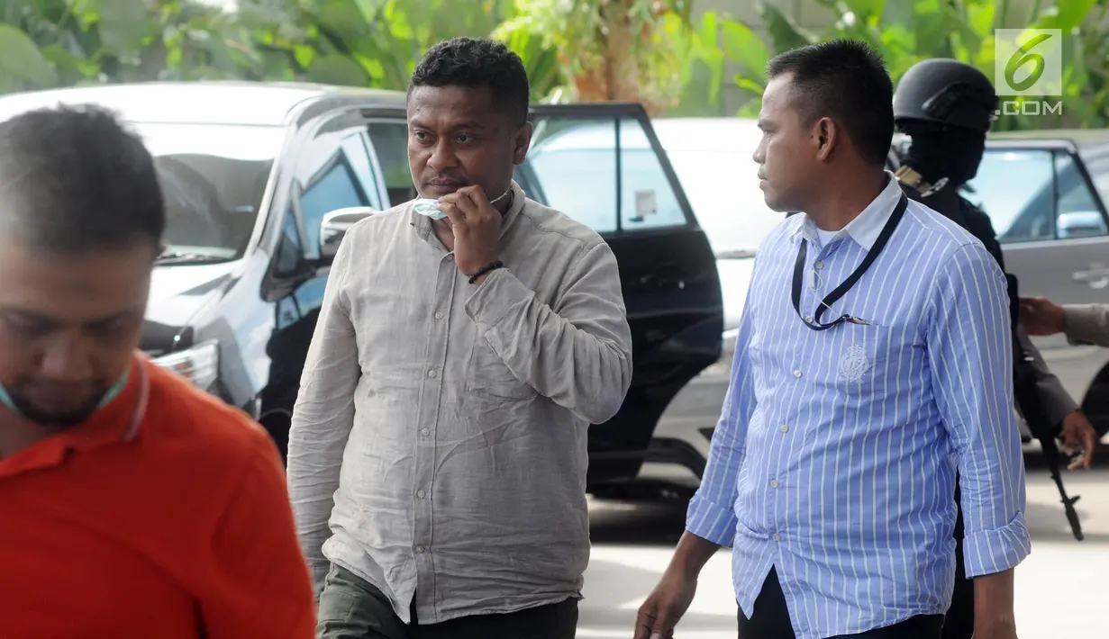 Bupati Buton Selatan Agus Feisal saat tiba di gedung KPK usai terjaring Oprasi Tangkap Tangan (OTT), Jakarta (24/5). Dalam OTT tim penyidik mengamankan uang sebesar Rp 400 juta. (Merdeka.com/Dwi Narwoko)