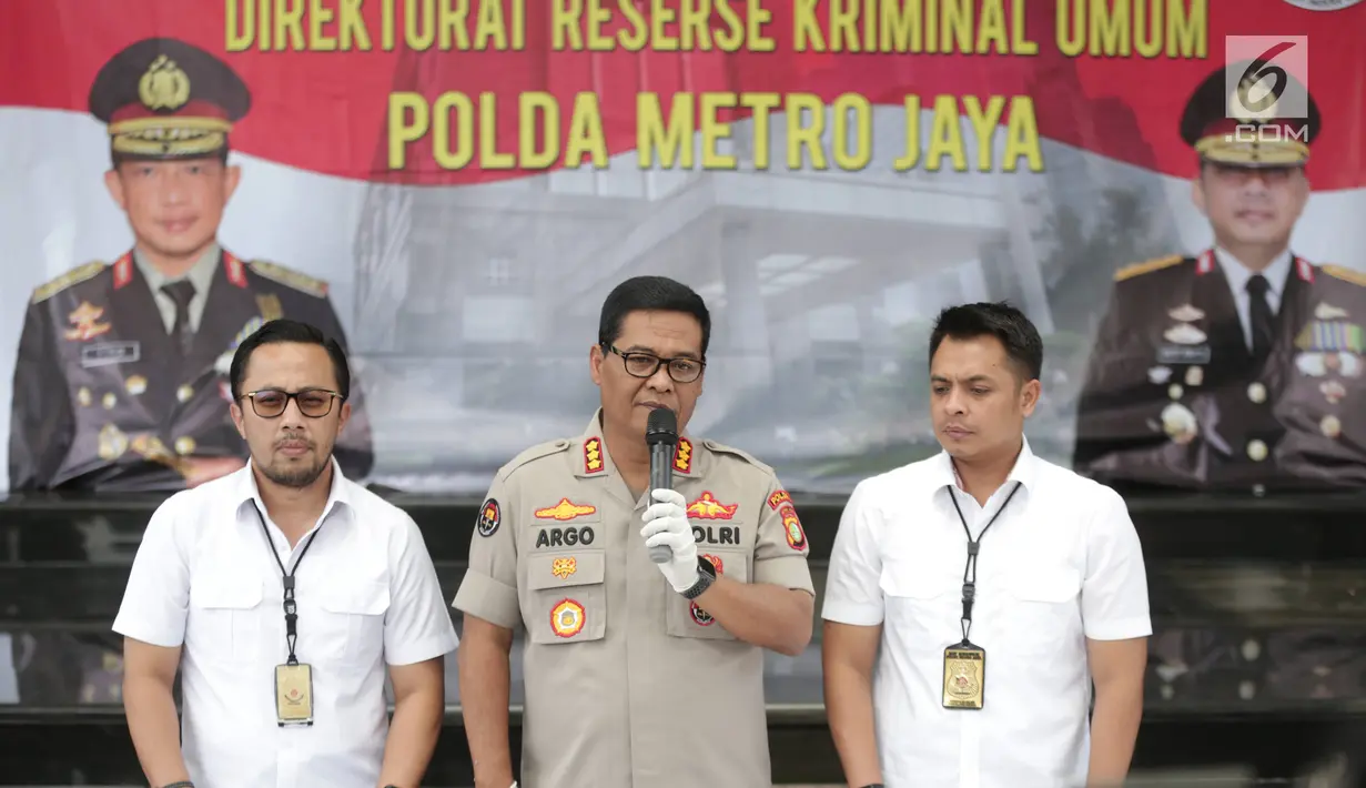 Kabid Humas Polda Metro Jaya Kombes Argo Yuwono (tengah) memberikan keterangan saat rilis kasus pengancaman pemenggalan terhadap Presiden Joko Widodo atau Jokowi di Mainhall PMJ, Jakarta, Senin (13/5/2019). Tersangka masih menjalani pemeriksaan intensif di Mapolda Metro Jaya. (Liputan6.com/Faizal Fa