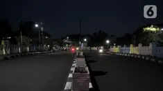 Suasana sepi di kawasan Kanal Banjir Timur (KBT), Jakarta, Minggu (5/4/2020). Merebaknya pandemi virus corona COVID-19 menyebabkan kawasan KBT sunyi akibat pasar malam ditiadakan. (merdeka.com/Iqbal S. Nugroho)