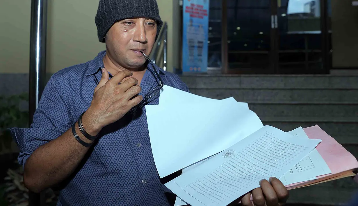 Tanpa didampingi kuasa hukum, Eel datang sendiri ke Mabes Polri pada Kamis (27/10/2016). Ia datang dengan mengenakan penutup kepala warna hitam, dan kemeja warna biru. (Deki Prayoga/Bintang.com)