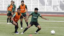 Pemain Timnas Indonesia U-22, Rifal Lastori, mengejar bola saat latihan di Stadion Madya Senayan, Jakarta, Selasa (29/1). Latihan ini merupakan persiapan jelang Piala AFF U-22. (Bola.com/Yoppy Renato)