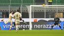 Pemain Venezia Thomas Henry (kiri) mencetak gol ke gawang Inter Milan pada pertandingan sepak bola Liga Italia di Stadion San Siro, Milan, Italia, 22 Januari 2022. Inter Milan menang 2-1. (AP Photo/Luca Bruno)