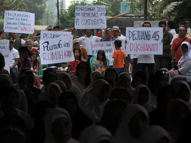 Warga penghuni kompleks Purnawirawan Korps Zeni TNI AD, Mampang Prapatan, menggelar aksi penolakan pengosongan perumahan mereka di depan gerbang komplek, Jakarta Selatan, Kamis (29/10). (Liputan6.com/Gempur M Surya)