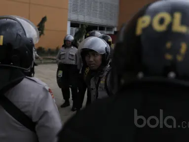 Polisi merapatkan barisan guna mengatur strategi pengamanan laga Final Piala AFF 2016 leg pertama di Stadion Pakansari, Bogor, (14/12/2016). (Bola.com/Nicklas Hanoatubun)
