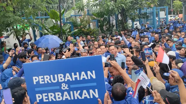 Anies Baswedan Disambut AHY dan Simpatisan Saat Sambangi Markas Demokrat