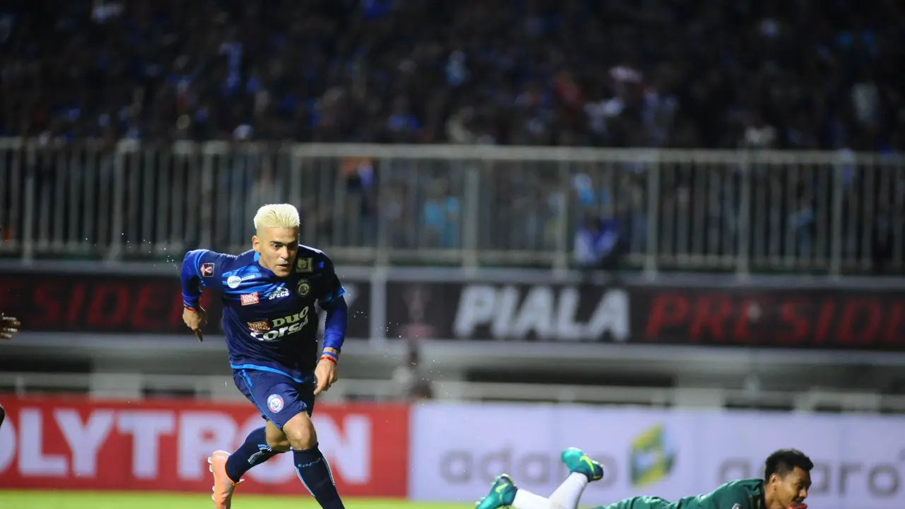 Striker Arema FC Cristian Gonzalez (kiri) mencetak hattrick pada final Piala Presiden 2017.