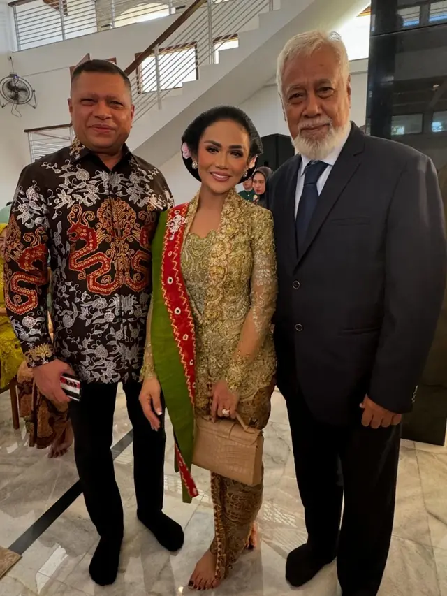 6 Potret Krisdayanti di Pernikahan Nadine Kaiser, Jumpa Ganjar dan Xanana Gusmao