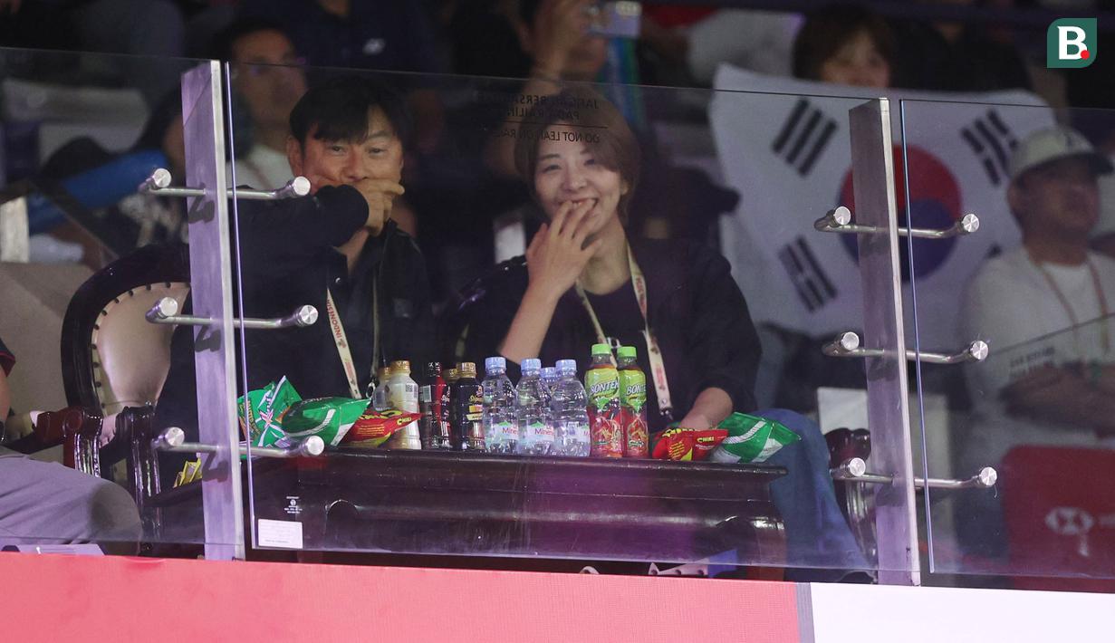 <p>Pelatih Timnas Indonesia, Shin Tae-yong didampingi sang istri, Cha Young-ju tersenyum saat memberi dukungan kepada tunggal putri Korea Selatan, An Se-young saat menghadapi wakil China, Chen Yu Fei pada laga final Indonesia Open 2024 di Istora Senayan, Jakarta, Minggu (9/6/2024). (Bola.com/M Iqbal Ichsan)</p>