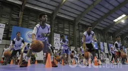 Sejumlah anak mengikuti pelatihan basket oleh Jr NBA. Lebih dari 2.000 anak dengan usia 5-14 tahun ikut ambil bagian dalam program tersebut. (Bola.com/M Iqbal Ichsan)