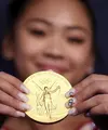 Sunisa Lee atlet gymnastics peraih medali emas pun mengenakan nail atlet bertemakan Olimpiade. Dok. Instagram @Sunisalee