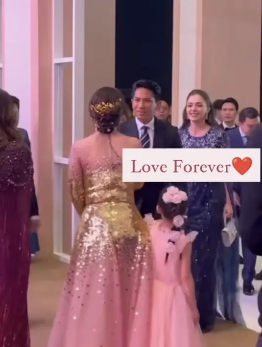 Anisha memilih tidak mengenakan kerudung. Namun ia memilih rambut panjangnya diikat setengah.  [@support.anishaik]