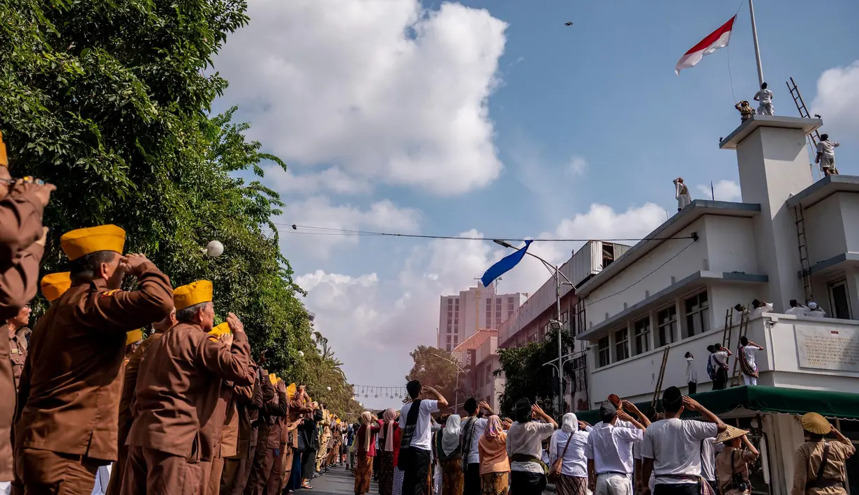 Insiden Hotel Yamato dikenal dengan peristiwa perobekan bendera Belanda yang berwarna merah-putih-biru menjadi bendera Indonesia “Merah-Putih”. (JUNI KRISWANTO/AFP)
