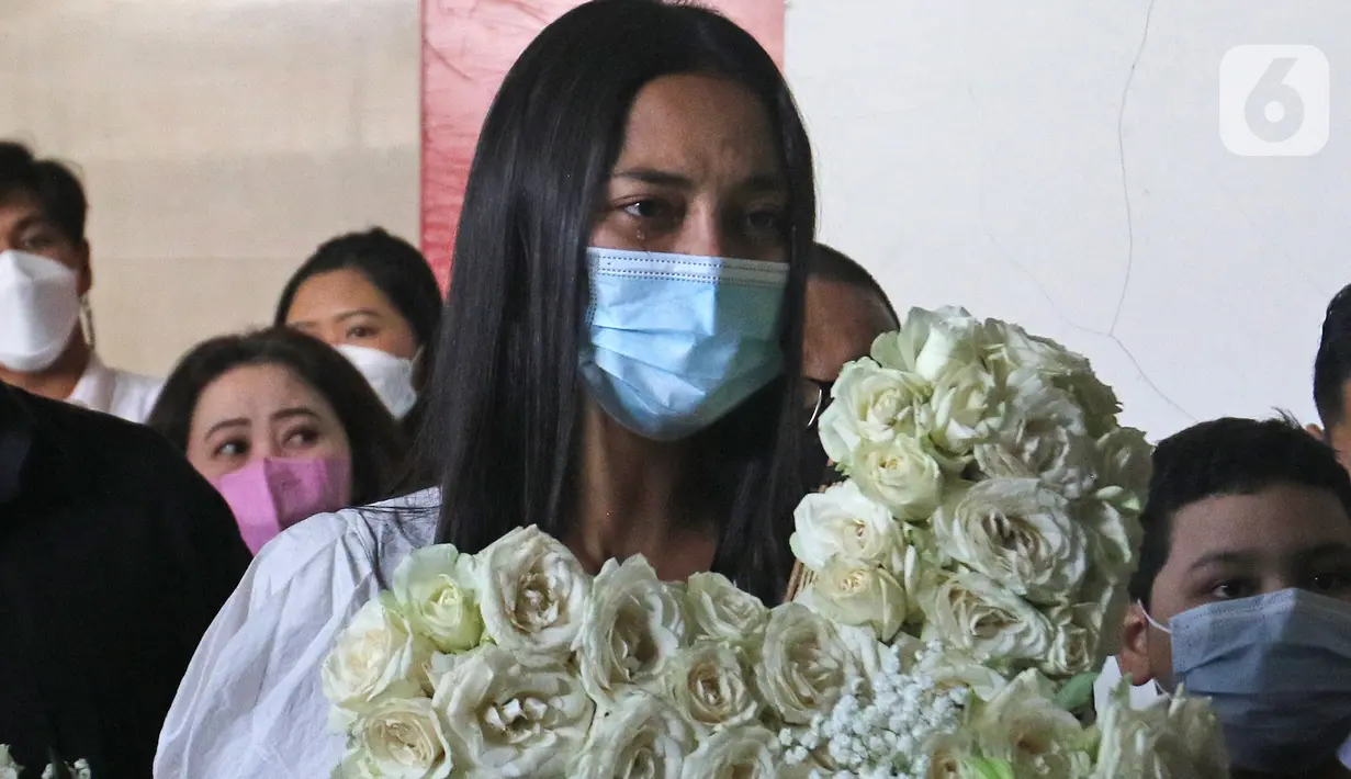 Keluarga mengikuti upacara tutup peti jenazah selebgram Edelenyi Laura Anna di rumah duka Grand Heaven Pluit, Jakarta Utara, Kamis (16/12/2021). Laura Anna meninggal dunia pada 15 Desember 2021 di Eka Hospital, Cibubur, Jakarta. (Liputan6.com/Herman Zakharia)