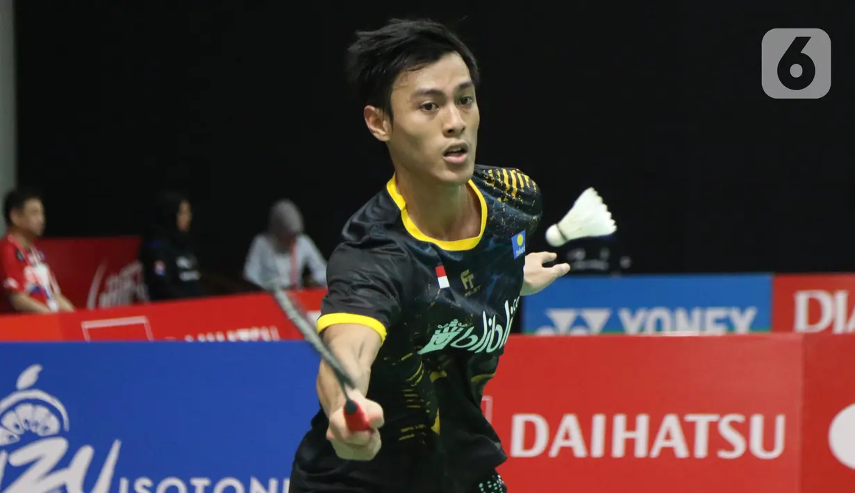 Pebulutangkis Indonesia, Shesar Hiren Rhustavito mengembalikan kok ke arah Kidambi Srikanth (India) pada babak pertama tunggal putera Indonesia Masters 2020 di Istora GBK, Jakarta, Rabu (15/1/2020). Shesar Hiren Rhustavito unggul 18-21 21-12 21-14. (Liputan6.com/Helmi Fithriansyah)