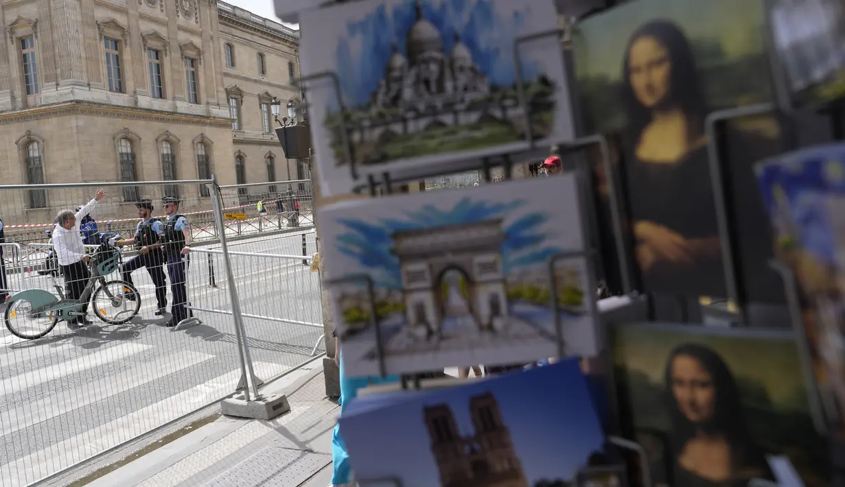 Polisi Paris pada Kamis mulai memblokir warga dan turis untuk mengakses area di dekat Sungai Seine menjelang upacara pembukaan Olimpiade yang akan diselenggarakan pada 26 Juli. (AP Photo/David Goldman)