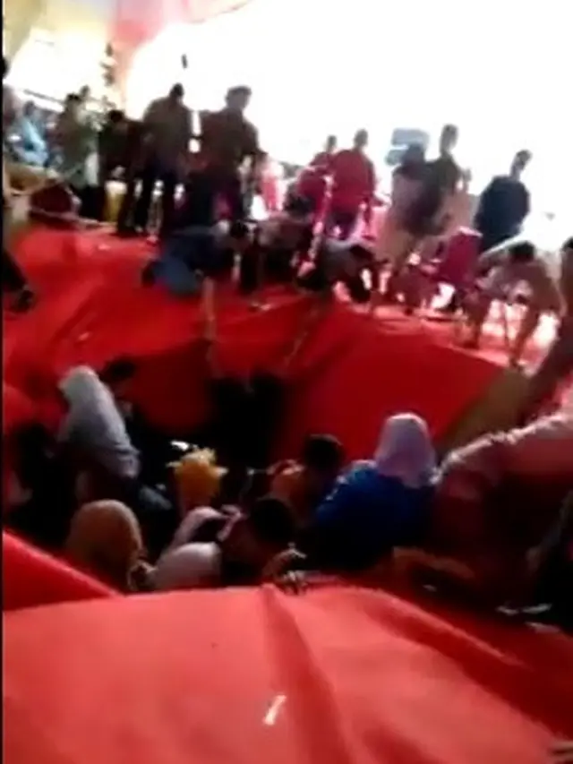 pelaminan roboh (foto: Yuni Rusmini)