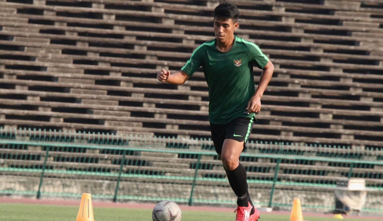 Pemain Timnas Indonesia U-22, Hanif Sjahbandi, mengontrol bola saat latihan di Stadion National Olympic, Phnom Penh, Sabtu (23/2). Latihan ini persiapan jelang laga semifinal Piala AFF U-22 melawan Vietnam. (Bola.com/Zulfirdaus Harahap)