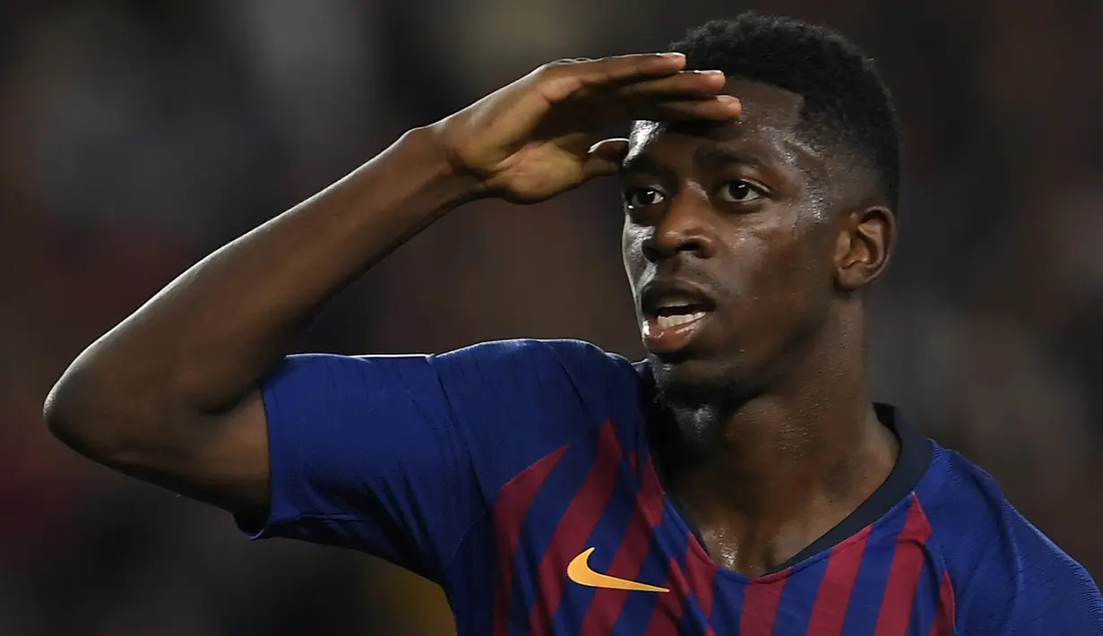 Gelandang Barcelona, Ousmane Dembele, merayakan gol yang dicetaknya ke gawang PSV Eindhoven pada laga Liga Champions di Stadion Camp Nou, Barcelona, Selasa (18/9/2018). Barcelona menang 4-0 atas PSV. (AFP/Lluis Gene)