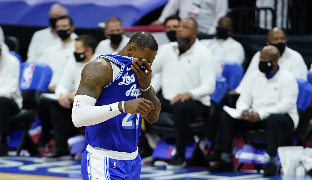 Pebasket LA Lakers, LeBron James menutup wajahnya pada laga lanjutan NBA melawan Philadelphia 76ers di Wells Fargo Center Arena, Philadelphia, AS, Kamis (28/1/2021). (Foto: AP Photo/Matt Slocum)