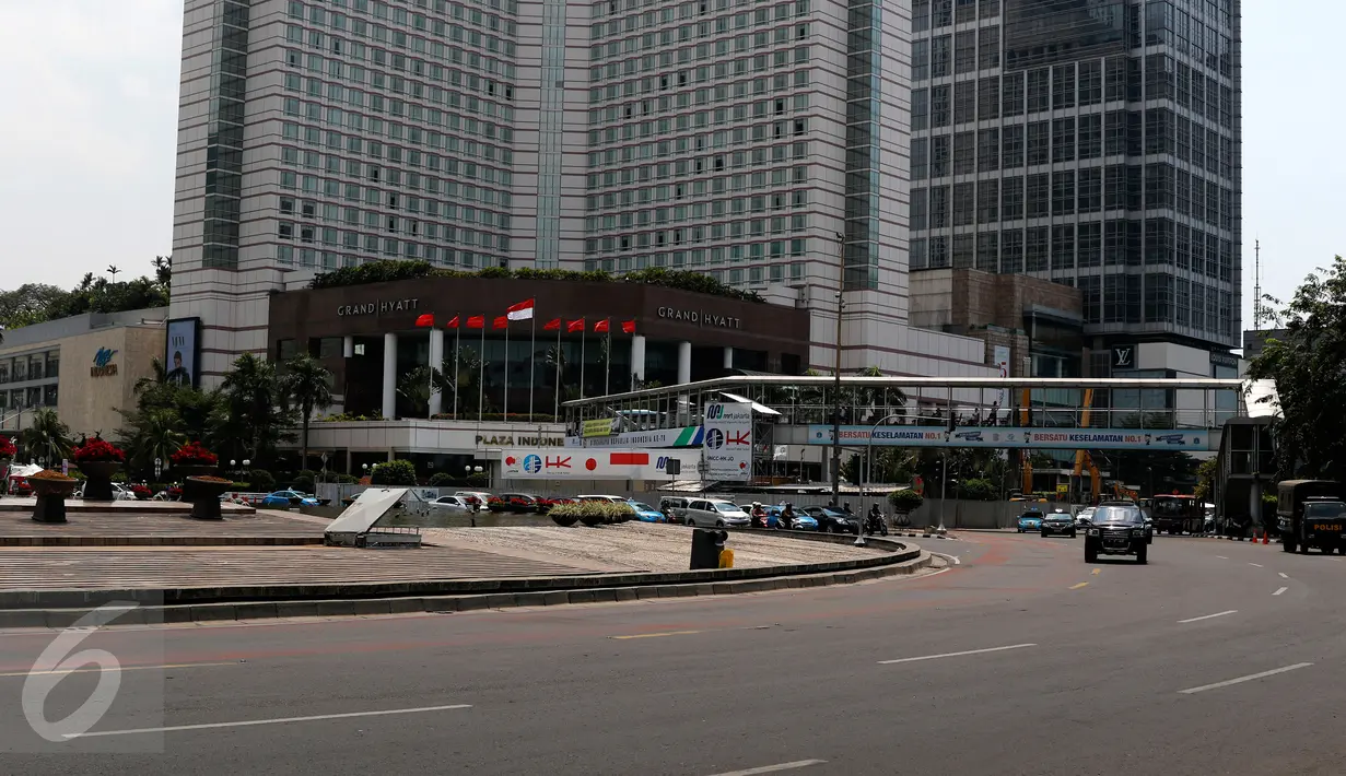 Sejumlah kendaraan melintasi kawasan Bundaran HI, Jakarta, Selasa (1/9/2015). Arus lalu lintas di kawasan Bundaran HI terlihat sepi dari pedemo. (Liputan6.com/Yoppy Renato)