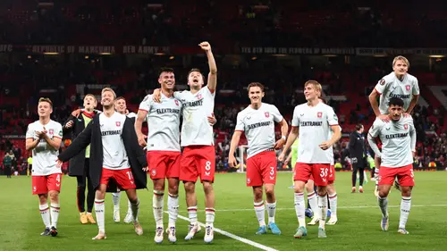 Para pemain FC Twente merayakan hasil imbang melawan Manchester United pada matchday 1 Liga Europa 2024/2025 di Old Trafford, Kamis (26/9/2024) dini hari WIB. (AP Photo/Dave Thompson)