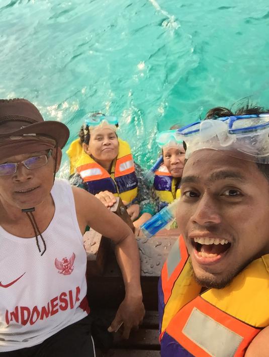 Andik Vermansah bersama ayahnya, Saman (kiri) dan saudaranya asyik bermain air di pantai Pulau Lombok, (24-27/12/2015). (Bola.com/Dok. Pribadi)