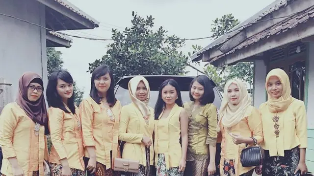 6 Potret Gaya Ayya Renita saat Pakai Kebaya dan Batik, Tetap Menawan