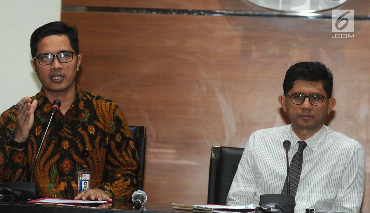 Wakil Ketua KPK Laode Muhammad Syarif (kanan) dan Jubir KPK Febri Diansyah memberi keterangan terkait dugaan TPPU, Jakarta, Jumat (18/5). KPK menetapkan korporasi sebagai tersangka TPPU kasus Bupati Kebumen Mohamad Yahya Fuad.(Merdeka.com/Dwi Narwoko)